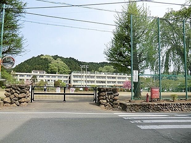 あきる野市立五日市中学校まで244m