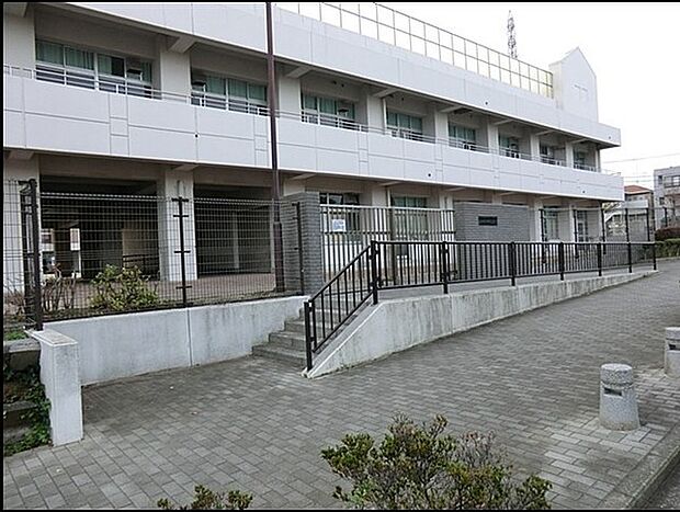 横浜市立岩井原中学校まで820m、校章は中学の「中」を唐草模様で囲んだもので、本校周辺に自生するつる草のたくましい生命力を表しています。