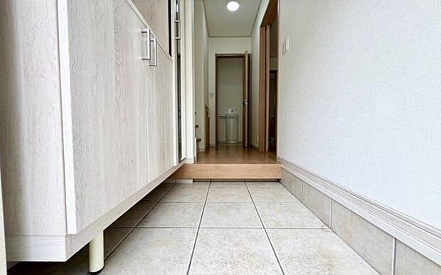 《玄関》■玄関ホールにもゆとりをもった設計ですので第一印象が違います。玄関は家の顔ですので、開放感は大事ですね。