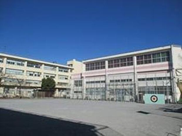 横浜市立上菅田笹の丘小学校まで1066m、2024年1月に移転し、新校舎になりました。