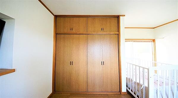 《収納》　■洋服を機能的に収納できるハンガーパイプのほか、帽子やバッグを置ける枕棚も設置。ゆとりあふれる収納空間です。