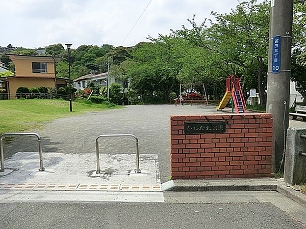 びわだ北公園まで710m、公園の設備には水飲み・手洗い場があります。遊び場にはブランコすべり台があります。
