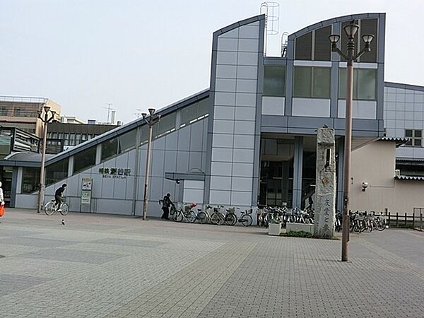 相鉄線瀬谷駅まで1210m、地下1階・地上10階建ての「ライブゲート瀬谷」が屋根付きのペデストリアンデッキで駅と直結された。1・2階は商業施設。