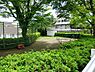 周辺：腰越かに公園まで1086m、可愛いかにの石像が待っています。遊具は滑り台・ブランコがあります。