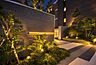 その他：《外観》　■豊かな植栽と柔らかな灯りに包まれたアプローチ空間。まるでリゾートホテルのような非日常感が、毎日の帰宅を心地よく演出します。