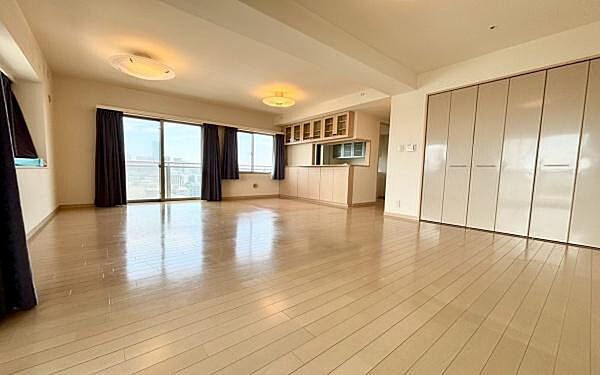 《リビングダイニング》　■寛ぎとご家族とのコミュニケーションを育む居心地のよい場所。この明るい空間は家族に安らぎを与えて、落ち着いた心地よい空間になるでしょう。