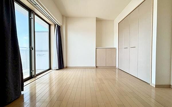 《寝室》　■朝から日差しいっぱい、早起きしたくなる洋室。ベッドを置いてもゆとりを感じられる。窓からの朝日が心地よい目覚めへと誘います。ゆとりある広さを確保し、心地よいプライベートタイムを演出します。