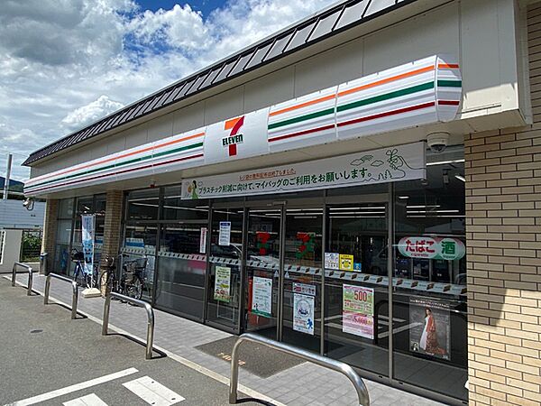 セブンイレブン鹿王院駅前店まで128m