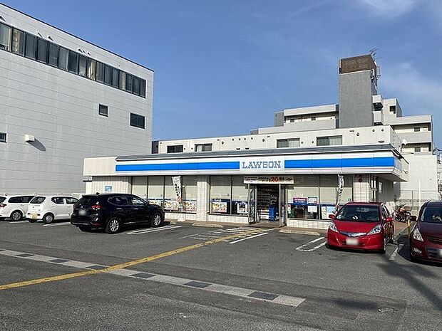 ローソン天神川八条店まで320m