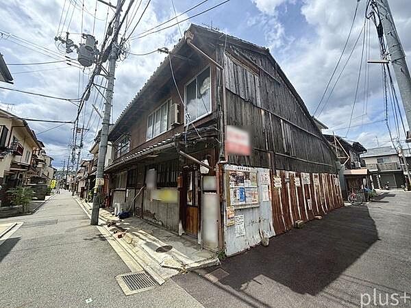 南東角地