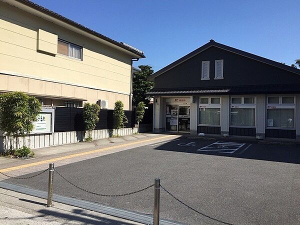 京都嵯峨郵便局まで418m