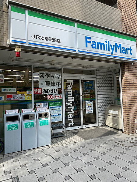 ファミリーマートJR太秦駅前店まで104m