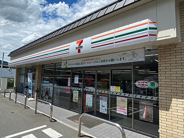 セブンイレブン鹿王院駅前店まで293m