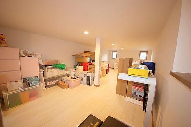 約9帖の小屋裏収納！固定階段のため、利用も楽々です。