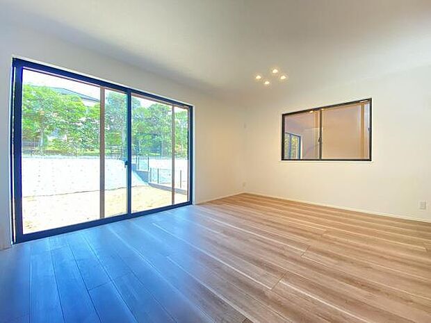 お気に入りのインテリアも引き立つ、優しい色調のフローリングと白いクロス。落ち着いた空間です。