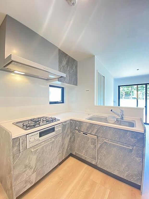 忙しそうなママを見て、何かしようかなというお手伝いの気持ちが芽生えるかも。家族の一体感がもてるカウンターキッチン。