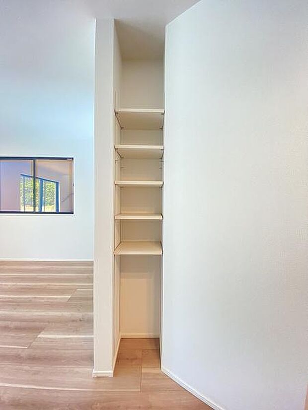 リビングには便利な収納付きです。趣味スペースとしてもご利用可能です。