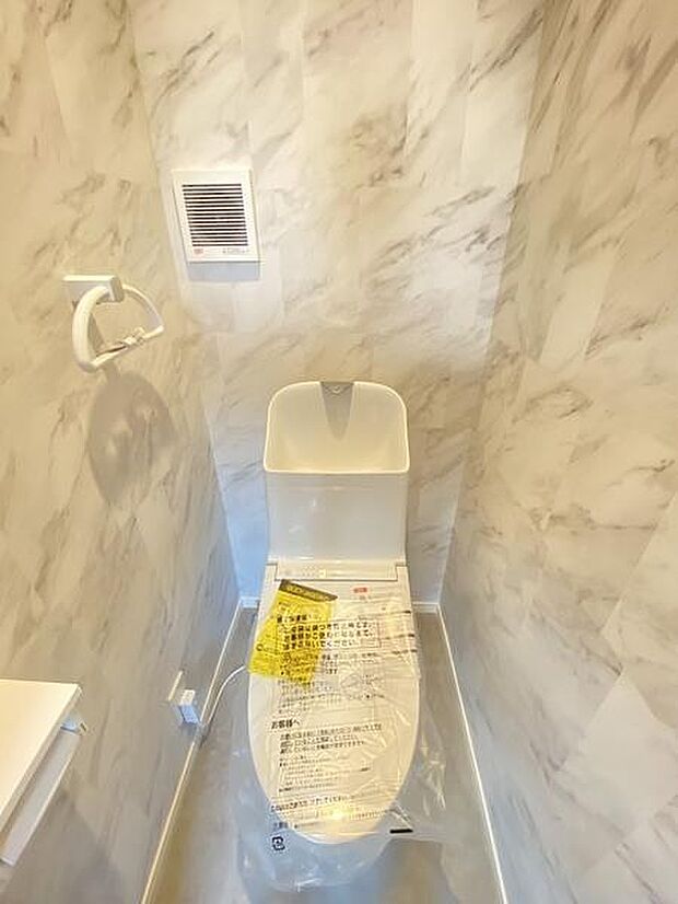 壁付けリモコンで、操作もしやすいウォシュレット付きのトイレ。