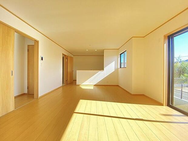 リビングで遊ぶお子様もキッチンにいるママを確認しながら安心して遊べます。