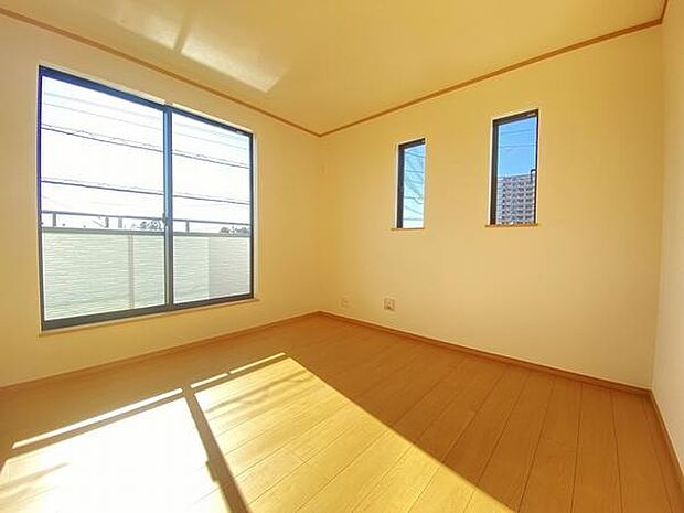 嬉しい2面採光。風と光を感じることで、季節の移ろいも感じられます。