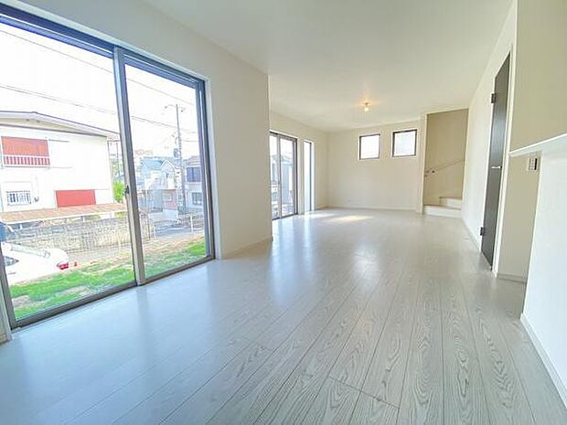 お気に入りのインテリアも引き立つ、優しい色調のフローリングと白いクロス。落ち着いた空間です。