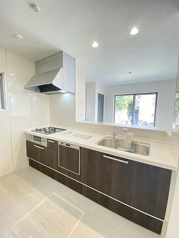 広々としたシンクで、食事の後片付けもはかどります！