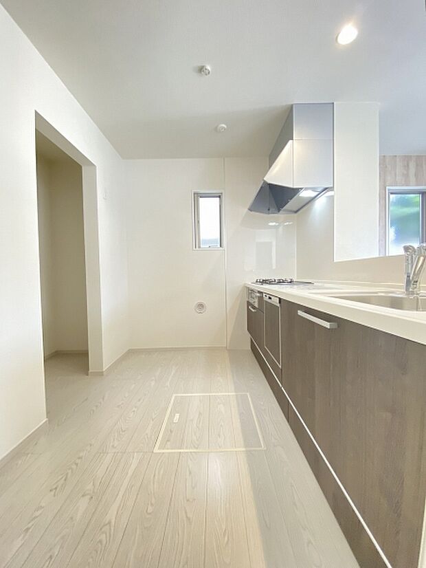 忙しそうなママを見て、何かしようかなというお手伝いの気持ちが芽生えるかも。家族の一体感がもてるカウンターキッチン。