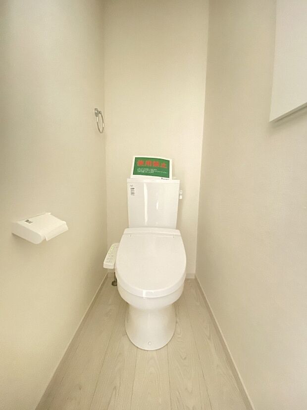 白を基調とした清潔感あるトイレ。温水洗浄便座もついて、快適にご使用できます。