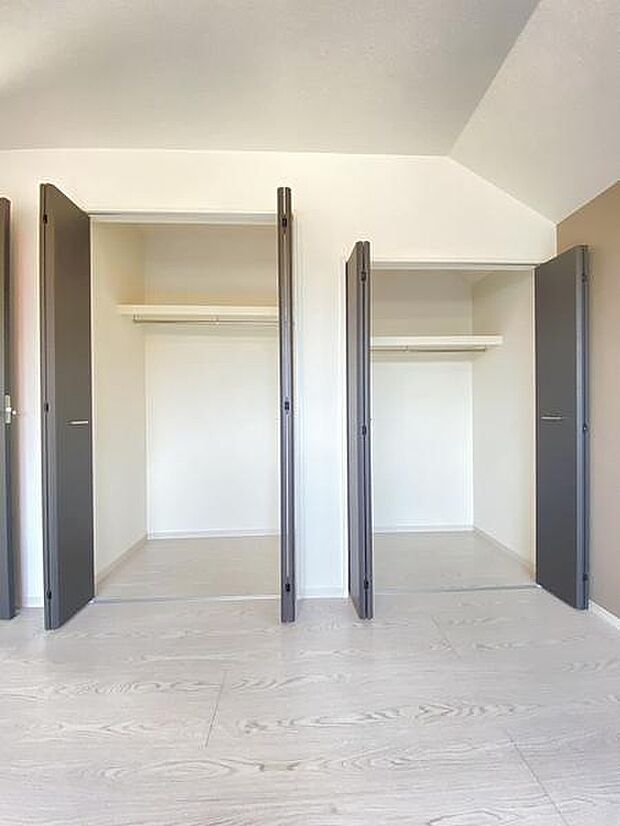 お気に入りの洋服をずらりと並べられる、ゆとりのあるクローゼット。