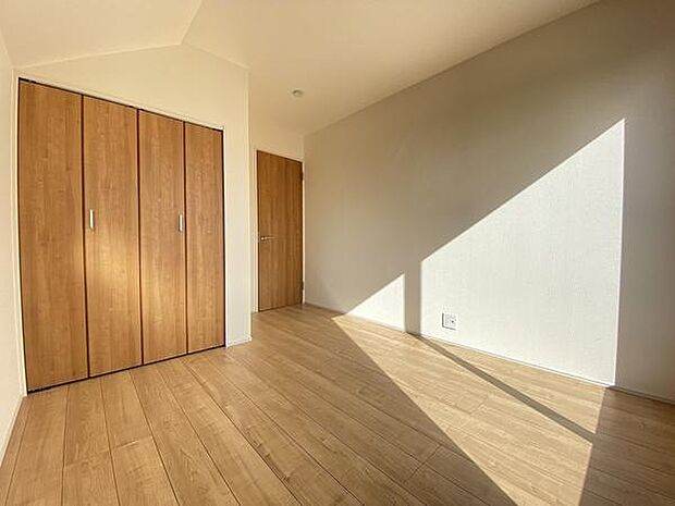 清潔感あるカラーで仕上げられた内装です。世代を問わず人気で、インテリアにも合わせやすい色調です。落ち着きと安らぎを感じられる雰囲気となっています。