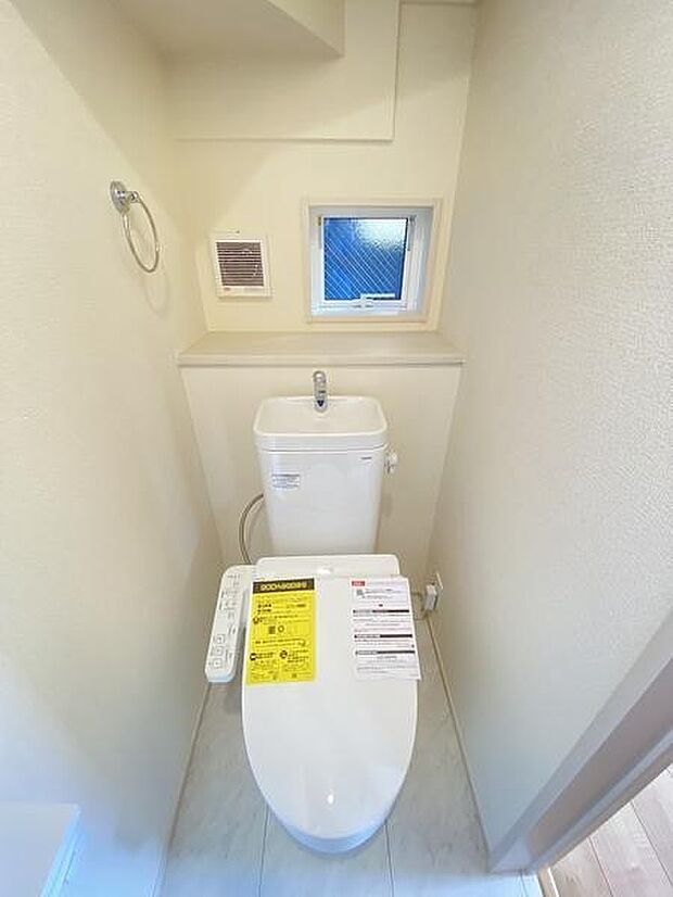 ウォシュレット付きの快適なおトイレ!白を基調と基調とした爽やかな空間です。