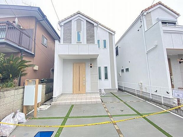 柔らかなベージュトーンが落ち着きと温もりを感じさせる外観です。