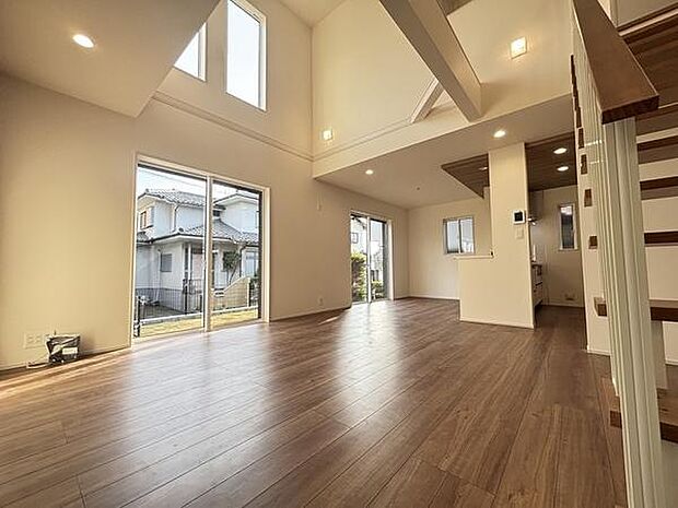 縦長リビングでオープンでのびやかな空間。お子様もつい駆け出してしましそうです。