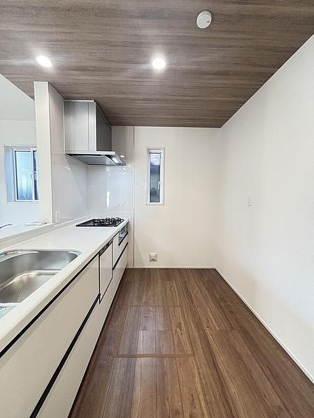 白を基調とした明るいキッチン。上段下段と収納力に期待がもてます。