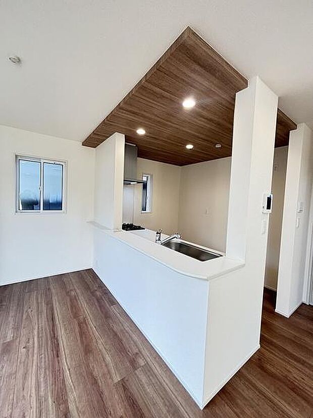 仲良しのお友達の来訪時もついついおしゃべりがとまりません。夕ご飯やお茶の準備をしながらも、おしゃべりを続けられる対面キッチン。