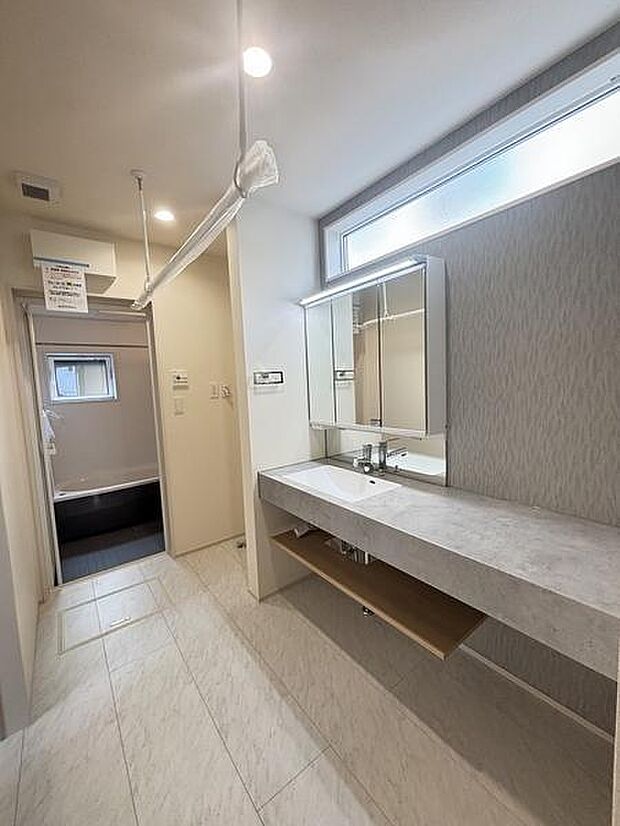 落ち着いた色合いで疲れた体を癒してくれる、贅沢な寛ぎ空間です。