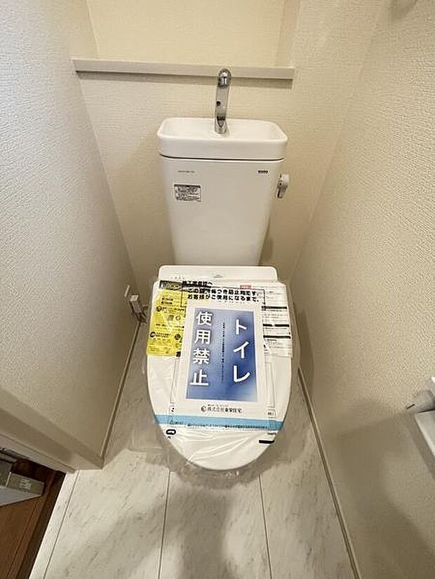 窓がある明るいトイレ。すぐに換気もできますね！