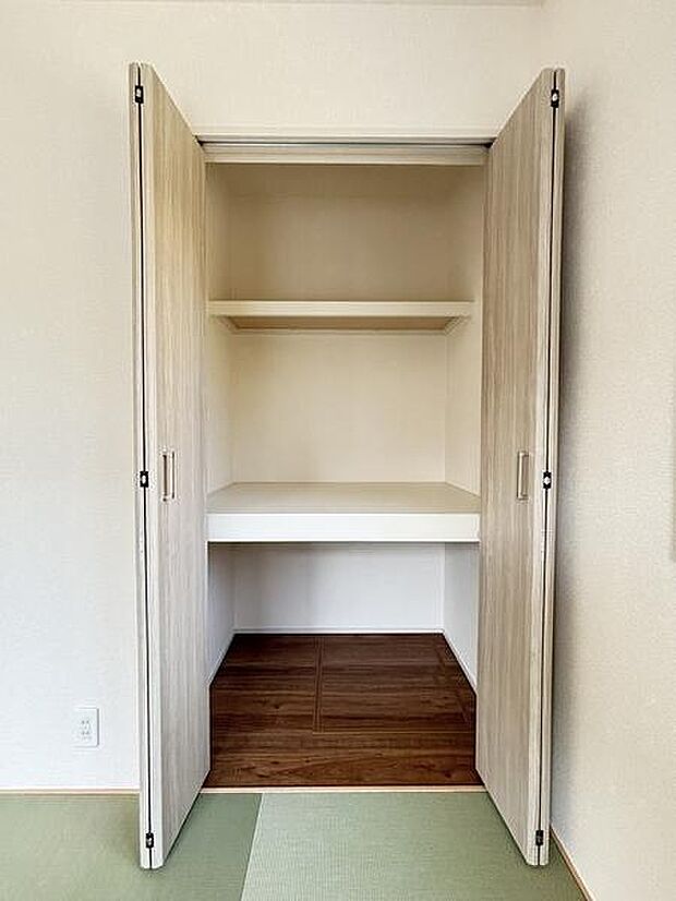 押し入れ完備、和のぬくもりと使いやすさのある収納スペースです。