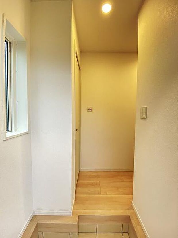 白を基調にした玄関が、家族をそっと迎えてくれる優しい空間です。