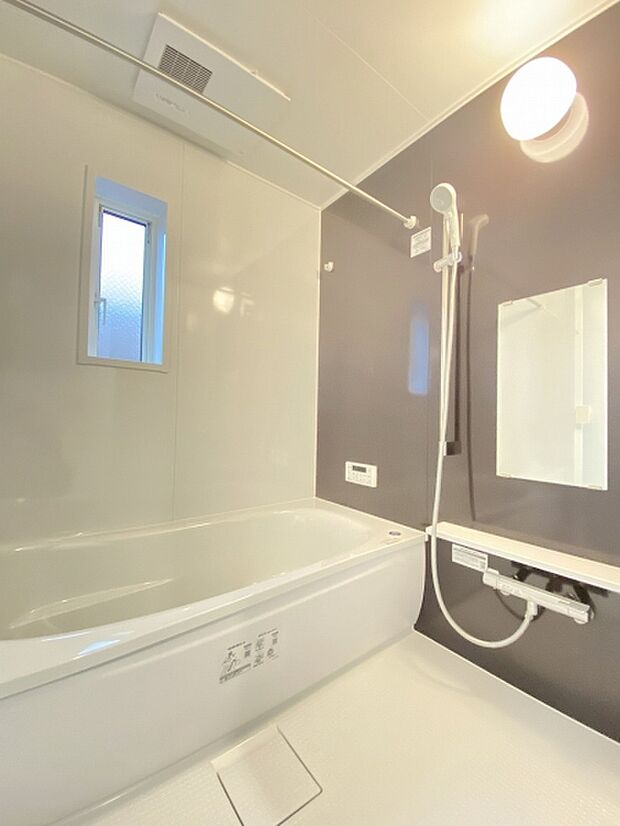 広々した浴室。湯けむりにほぐされる心と体のリセットタイムをお過ごしください。