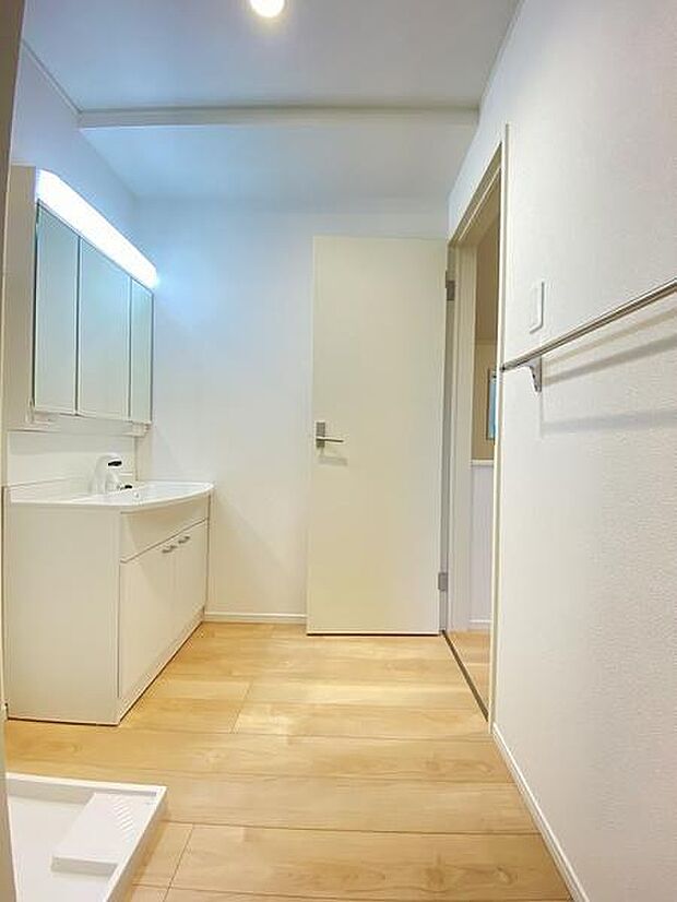 小窓があり、曇りやすい洗面スペースもすぐに換気ができます。