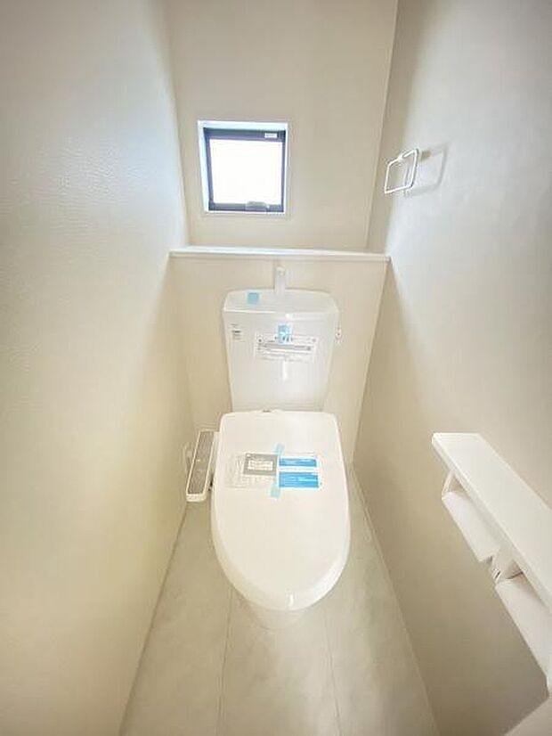 壁付けリモコンで、操作もしやすいウォシュレット付きのトイレ。