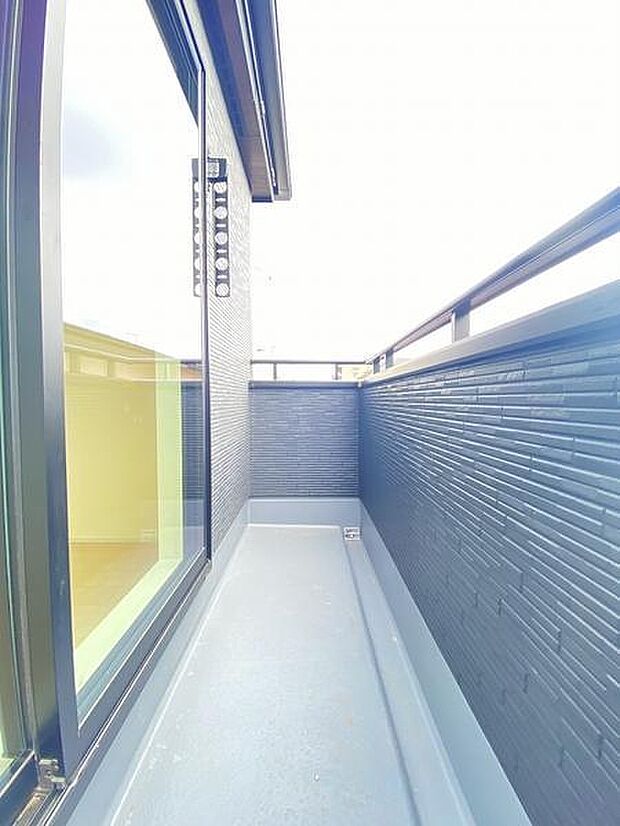 陽光あふれる青空の下、開放感と快適さが共存する理想の住環境です。