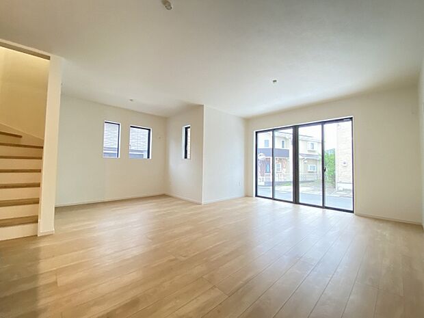 自然の美しい木肌の風合いが優しい表情を生み出します。ナチュラルで温かみのある空間です。