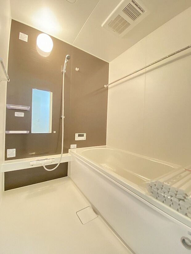 落ち着いた色合いで疲れた体を癒してくれる、贅沢な寛ぎ空間です。