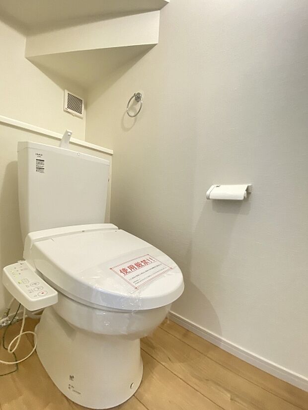 壁付けリモコンで、操作もしやすいウォシュレット付きのトイレ。