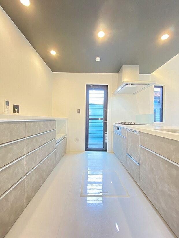 仲良しのお友達の来訪時もついついおしゃべりがとまりません。夕ご飯やお茶の準備をしながらも、おしゃべりを続けられる対面キッチン。