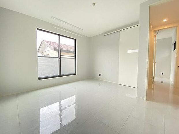 朝の光がやさしく差し込む。鳥のさえずりに包まれて目覚める、贅沢なひとときです。