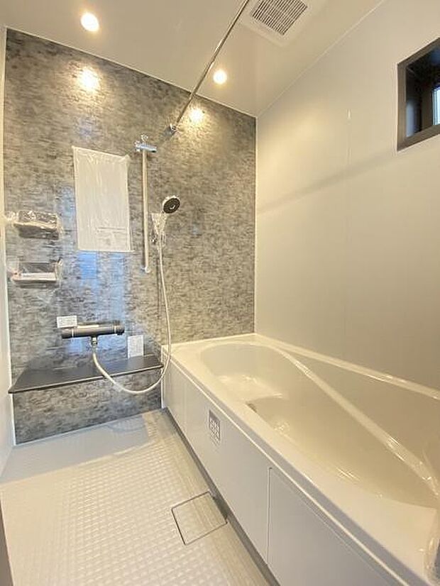 落ち着いた色合いで疲れた体を癒してくれる、贅沢な寛ぎ空間です。