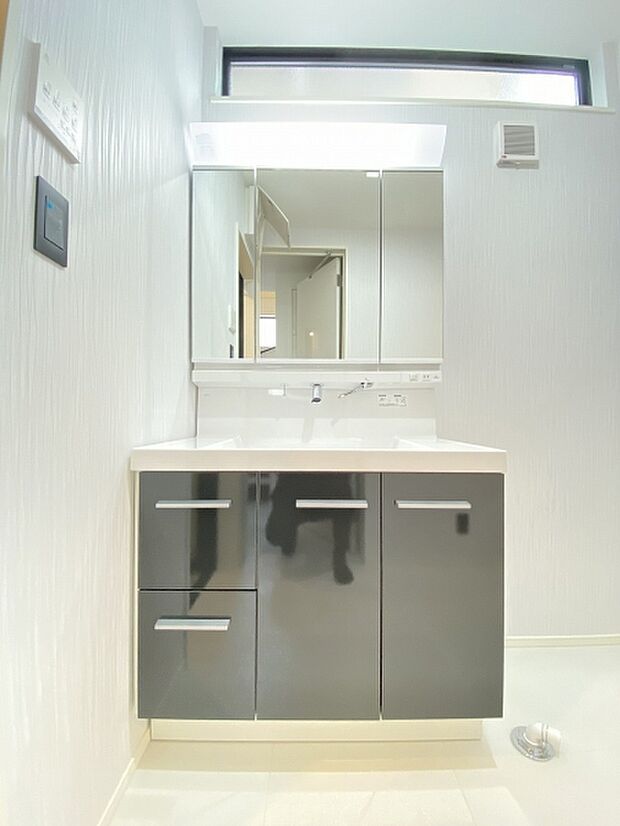 朝の身支度も二人で使えるワイドな洗面化粧台。今日の予定やイベントを話しながら、忙しい朝も家族でにぎわいそうな空間です。